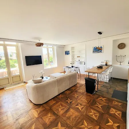 Exceptional 3-room In Quiet Apartment
